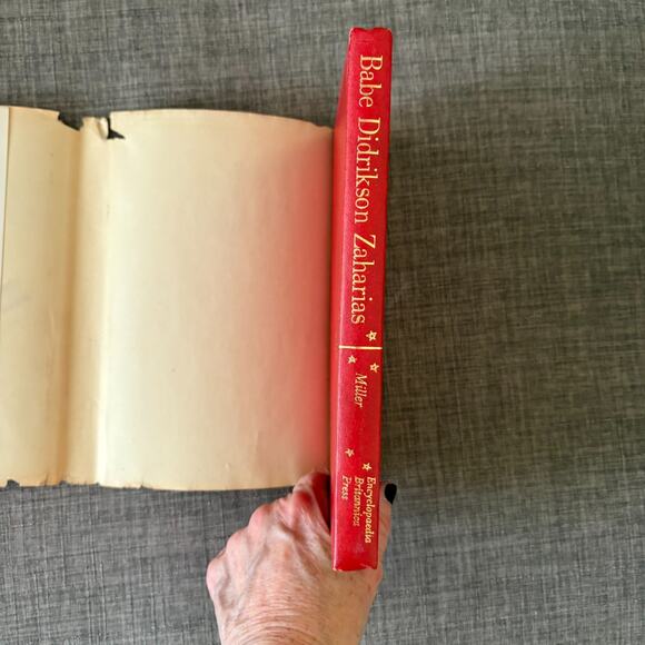 Striving To Be Champion Babe Didrikson Zaharias 1st Edition Helen Markley Miller - Picture 9 of 12